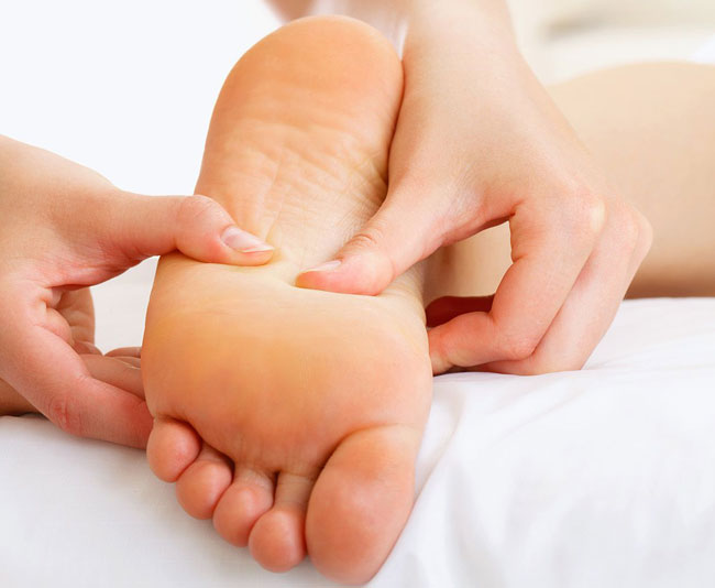 massage chân cho người lớn tuổi